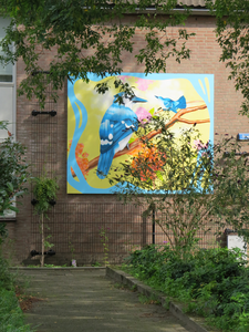 828642 Afbeelding van een paneel uit de serie 'Hollandse vogels', met een schildering van blauwe gaaien, in het buurtje ...